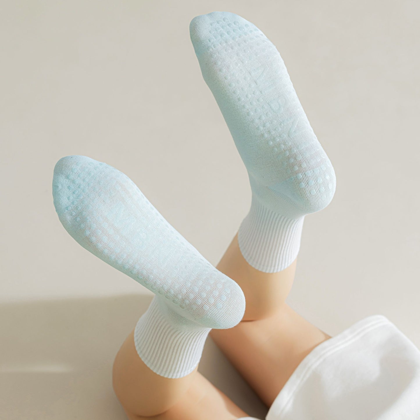 Gradient Color Athletic Crew Socks Non Slip Silicone Cushioned Sole for Yoga Jogging 2 Pairs