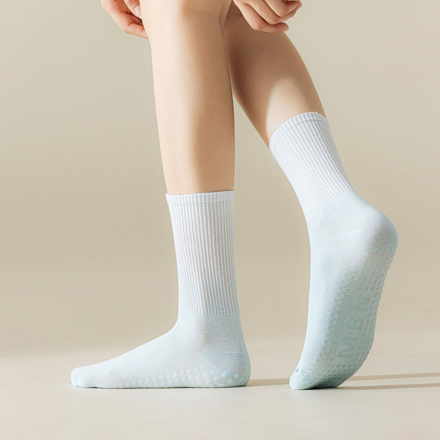 Gradient Color Athletic Crew Socks Non Slip Silicone Cushioned Sole for Yoga Jogging 2 Pairs