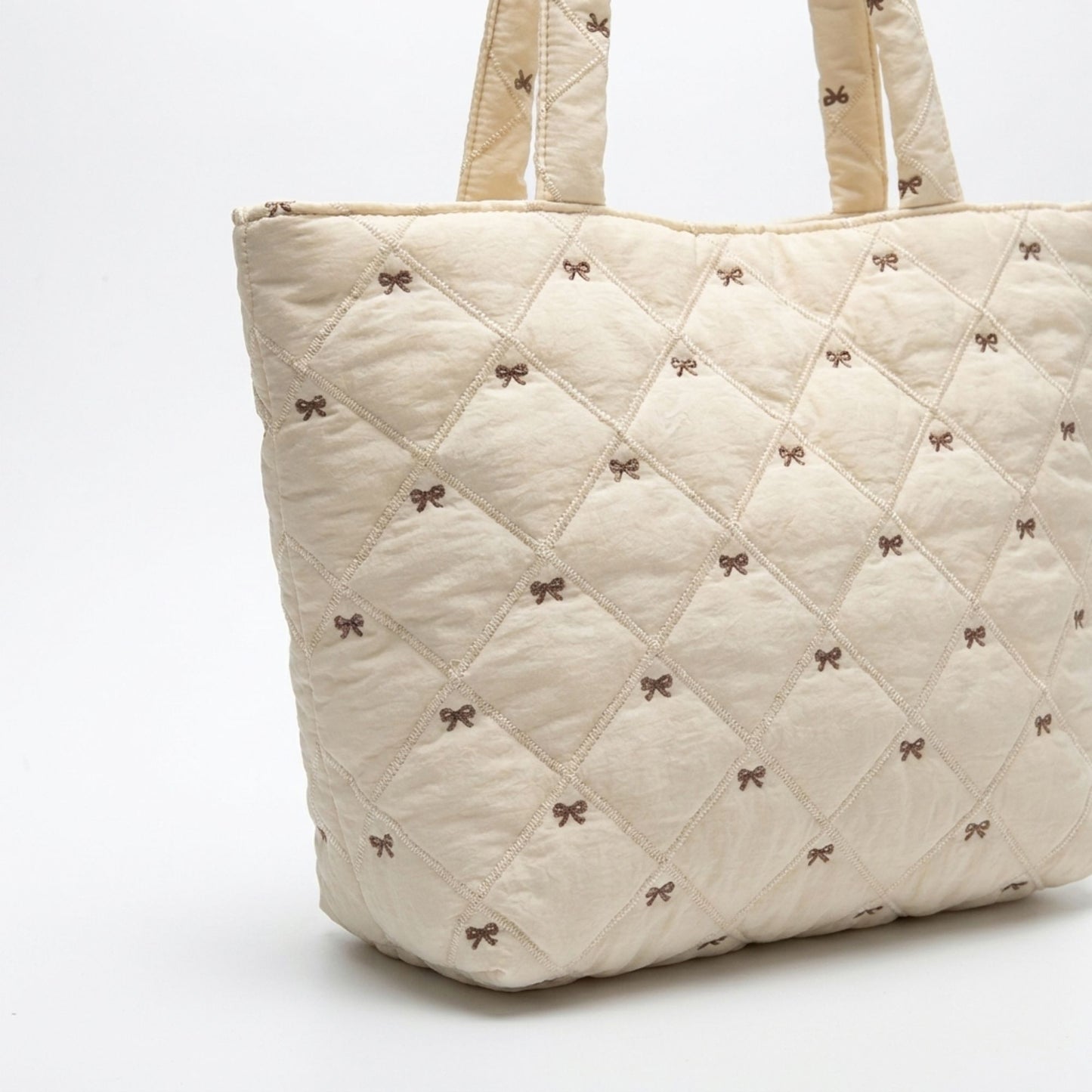 Quilted Tote Bag Large Capacity Shoulder Bag with Bow Embroidery and Magnetic Closure