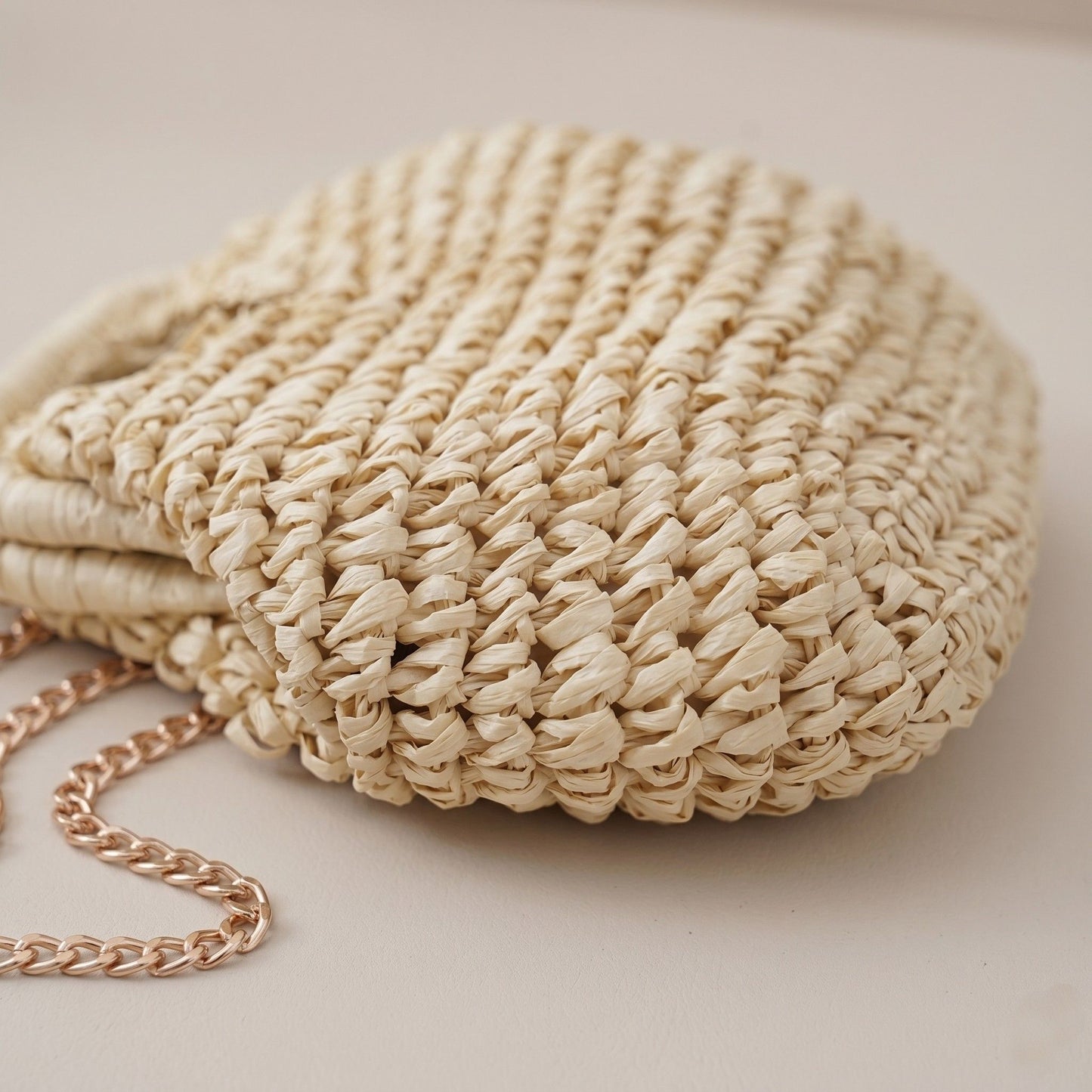 Small Woven Straw Handbag Chain Crossbody Bag with Top Handle and Flap Closure