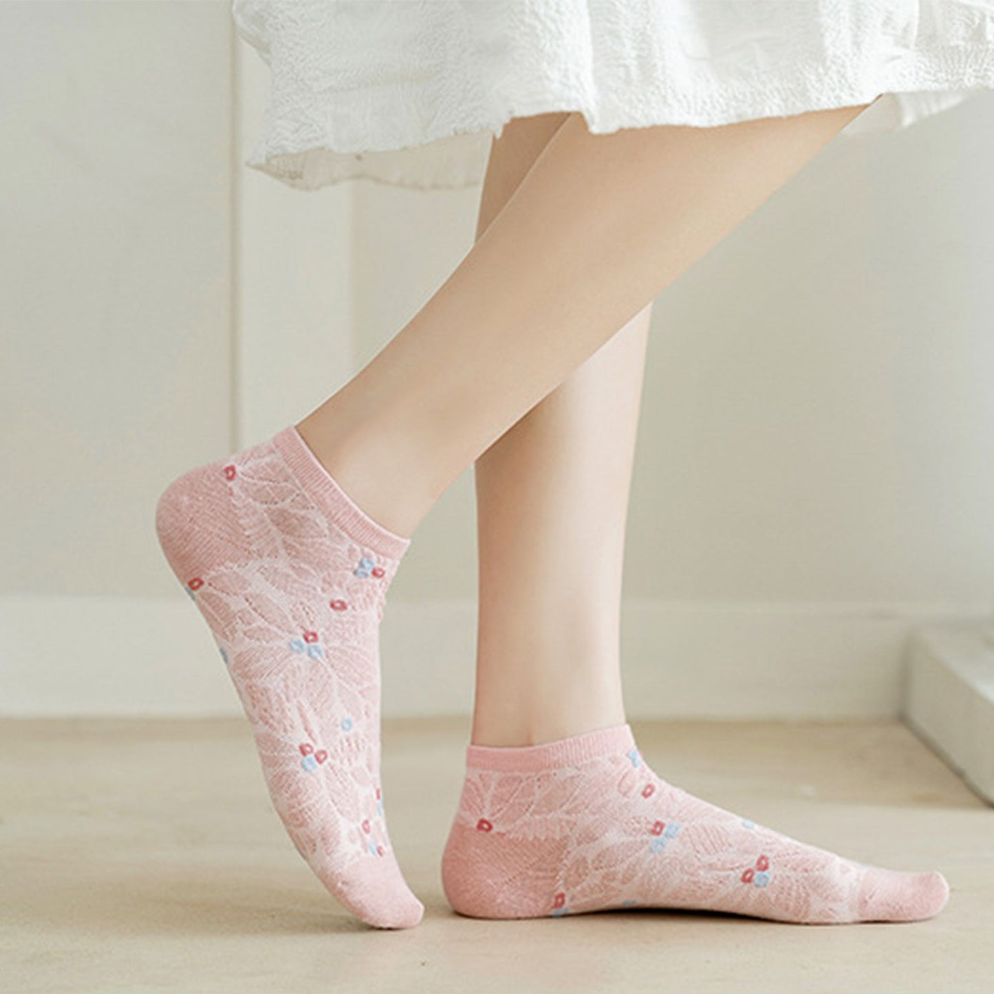 4 Pairs Women's Low-Cut Floral Embroidered Socks Soft Combed Cotton Breathable Fit for Sneakers Flats and Everyday Casual Wear
