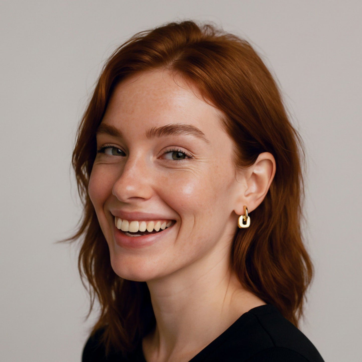 Women's Modern Polished Linked Hoop Earrings with Geometric Chain-Inspired Design and Smooth High-Shine Finish