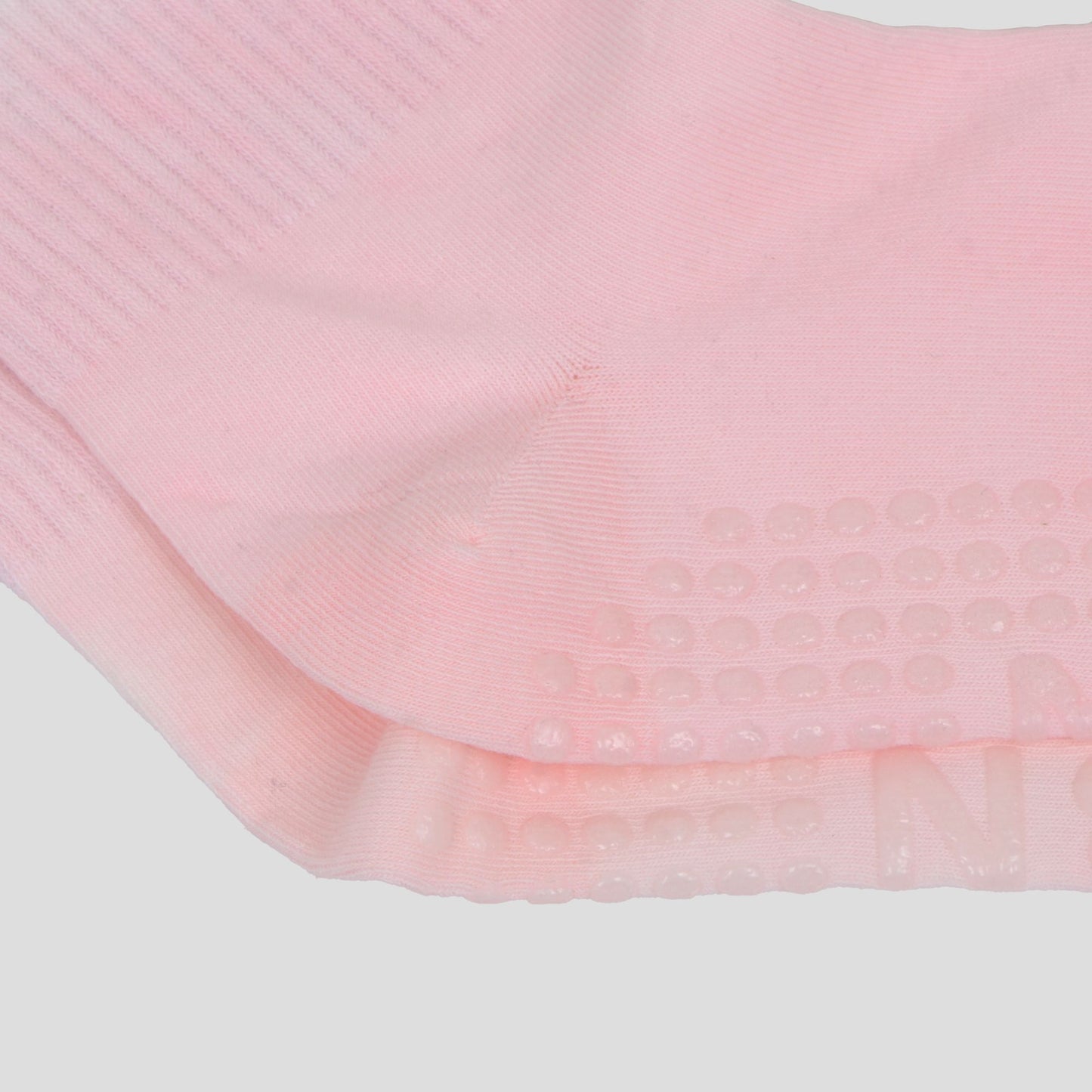 Gradient Color Athletic Crew Socks Non Slip Silicone Cushioned Sole for Yoga Jogging 2 Pairs