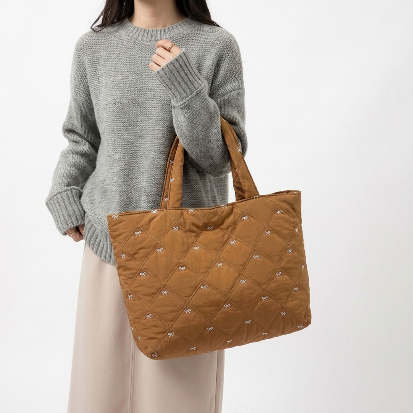 Quilted Tote Bag Large Capacity Shoulder Bag with Bow Embroidery and Magnetic Closure