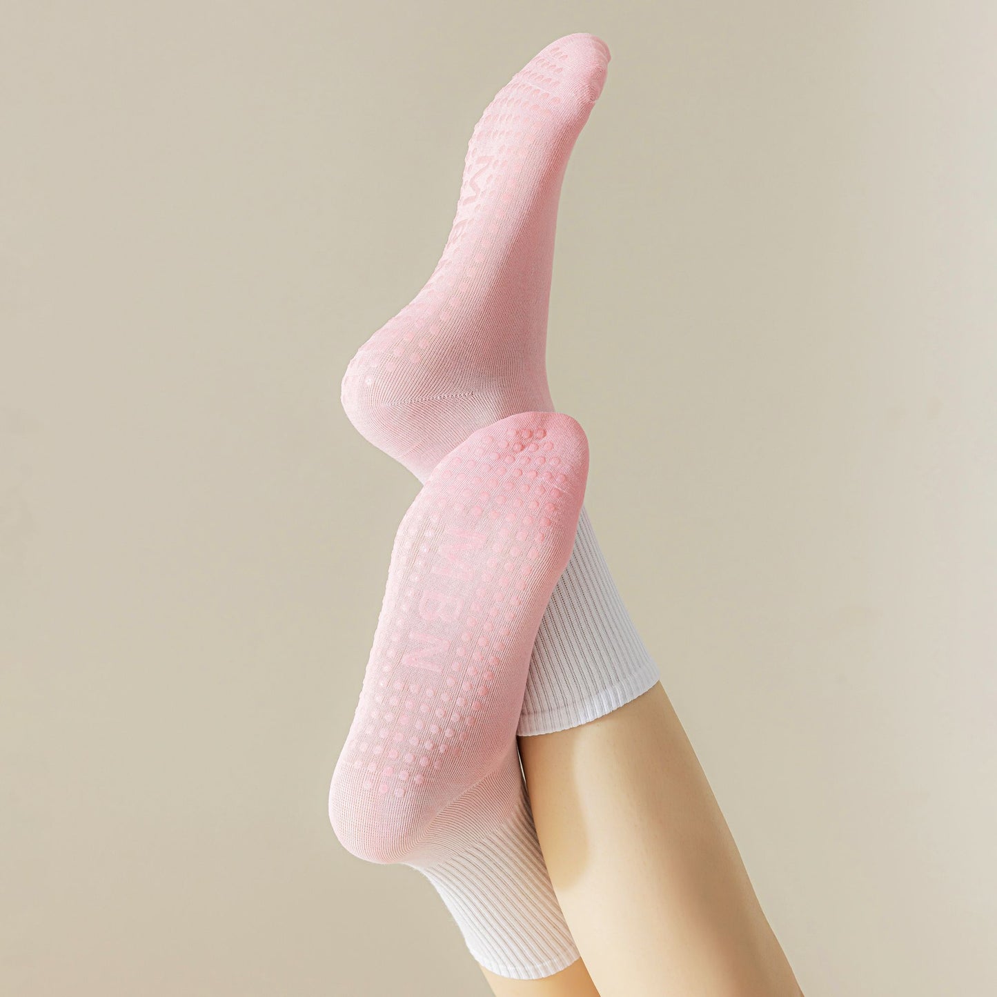 Gradient Color Athletic Crew Socks Non Slip Silicone Cushioned Sole for Yoga Jogging 2 Pairs