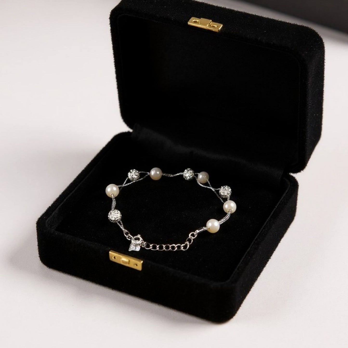 Women's Pearl and Crystal Beaded Bracelet with Delicate Chain Design