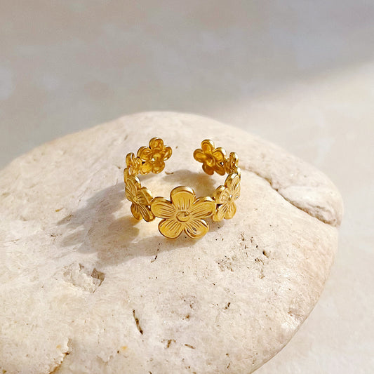 Gold Flower Lined Ring