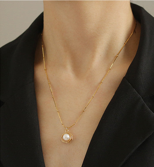 Nestled Pearl Gold Necklace