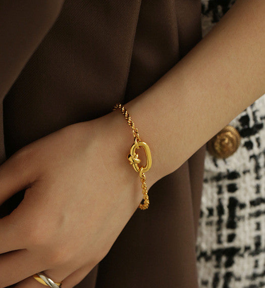 Buckle Twist Chain Gold Bracelet