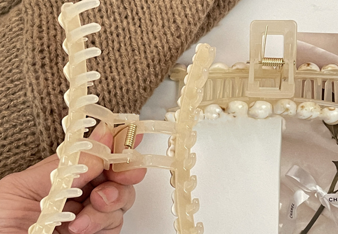 Marble Detail Thin Hair Claw