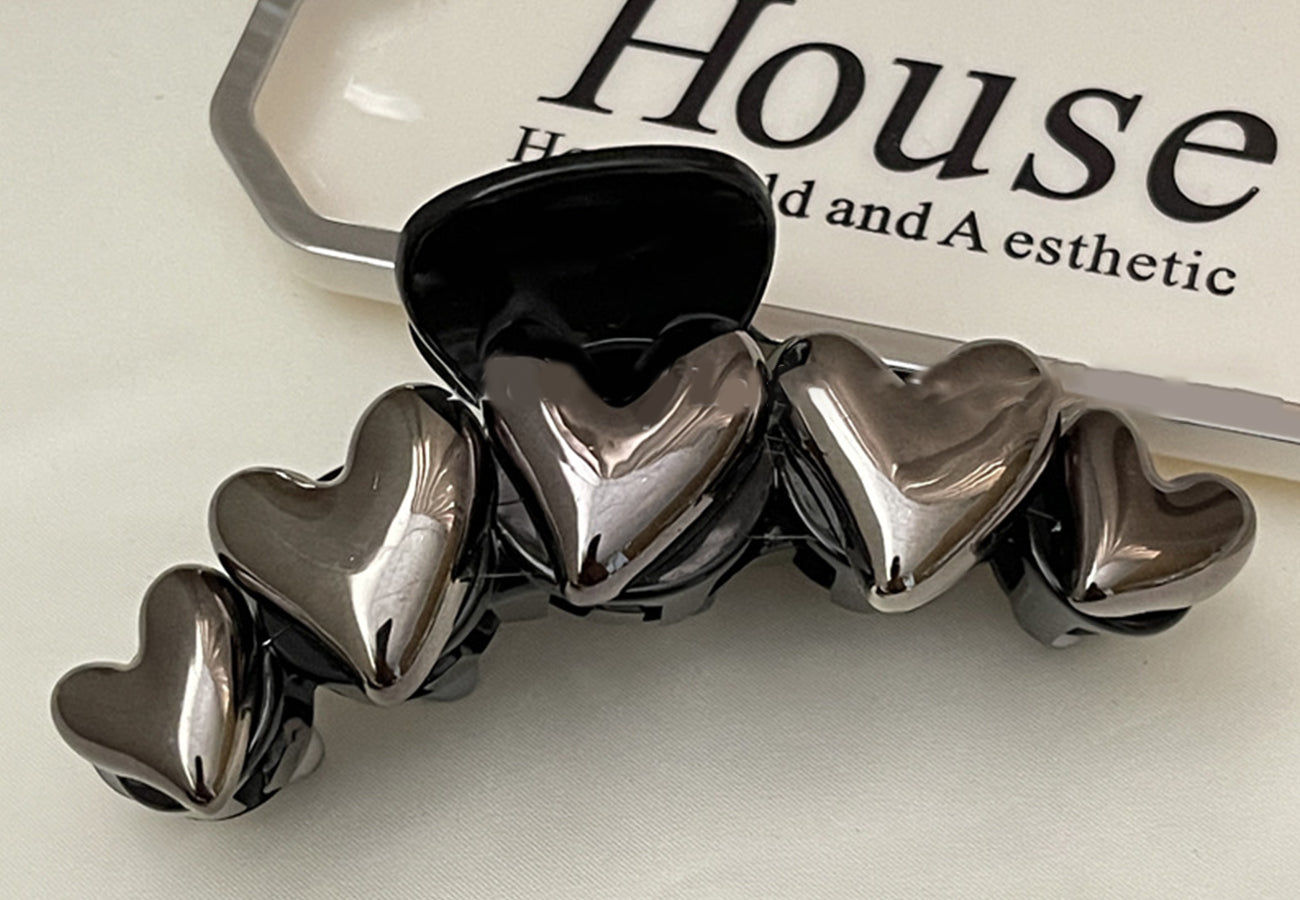 Contrast Heart Detail Hair Claw