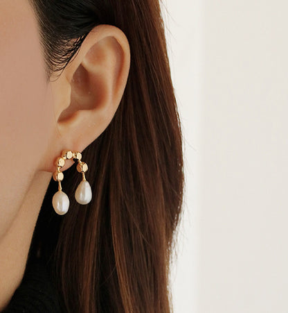 U-Shaped Beaded Earring with Natural Pearl